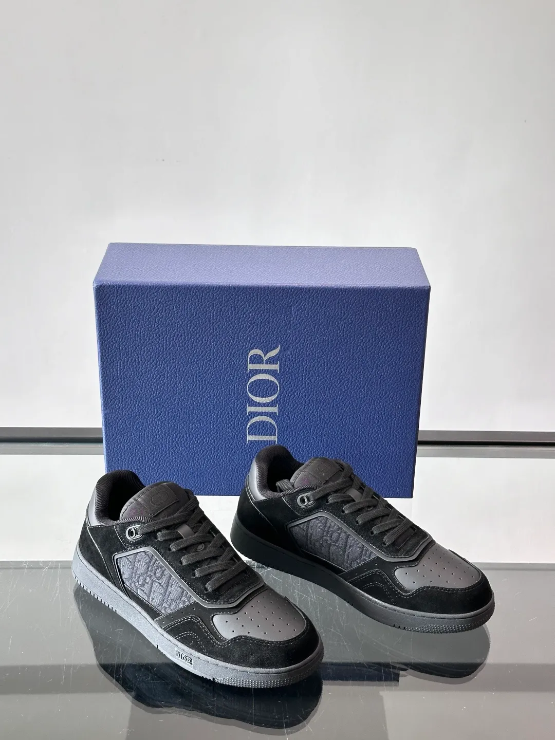 Men's shoes 💰p400 "DIO＊" low-top B27 casual sports shoes, this B27 low-top B27 Dio*'s classic item comes from the DIOR.TEARS joint series. Carefully crafted from first-grain cowhide, it is decorated with laser-drawn Oblique prints and is layered with cotton styling details to display the 💰peace Sign pattern from the Dio*Tears collaboration series. It is paired with white Oblique Galaxy print-effect leather panels to enhance the style. The two-tone rubber sole, tongue and backside feature the Dior Tears logo, CD Icon eyelets and rich classic details. Elevate any outfit and pair with other Dior Tears pieces for matching looks. Size: 38-44